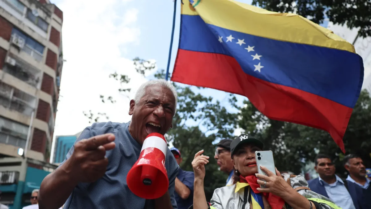 Personas participan en una manifestación para pedir salarios dignos y mejoras laborales este miércoles, en Caracas (Venezuela).