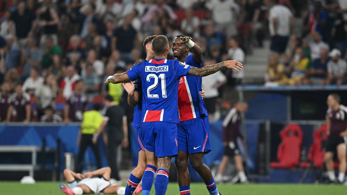 Willian Pacho celebra con sus compañeros en la Supercopa de Europa 2026.