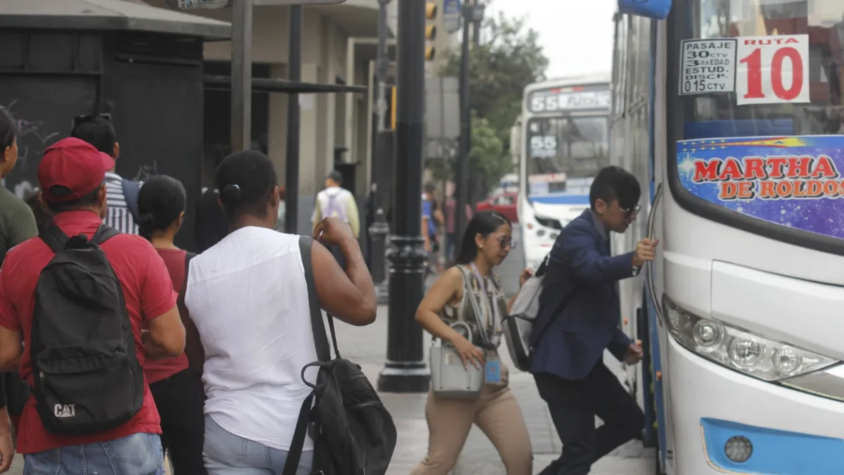 Los usuarios del transporte público esperan que cualquier aumento del pasaje venga acompañado de mejoras en el servicio y mayor seguridad.