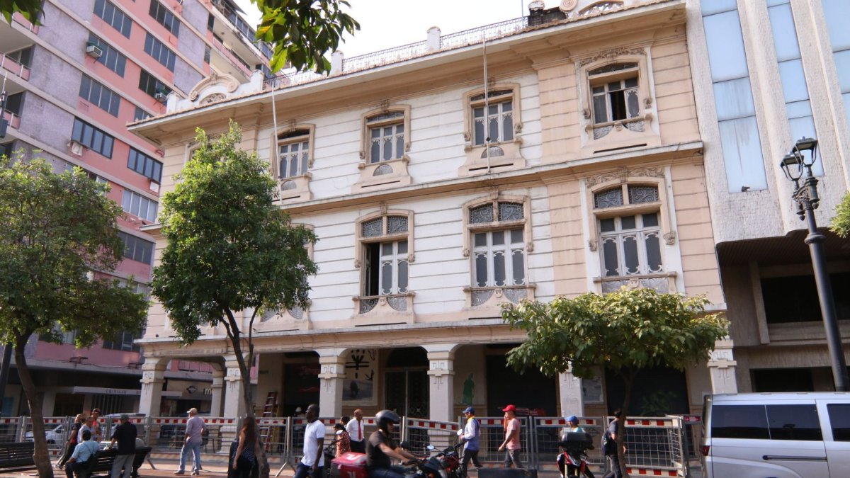 En Guayaquil hay casas patrimoniales que se vinieron abajo y permanecieron así hasta que alguna solución salomónica -mezclar modernidad con rescate del patrimonio- apareció, tarde.