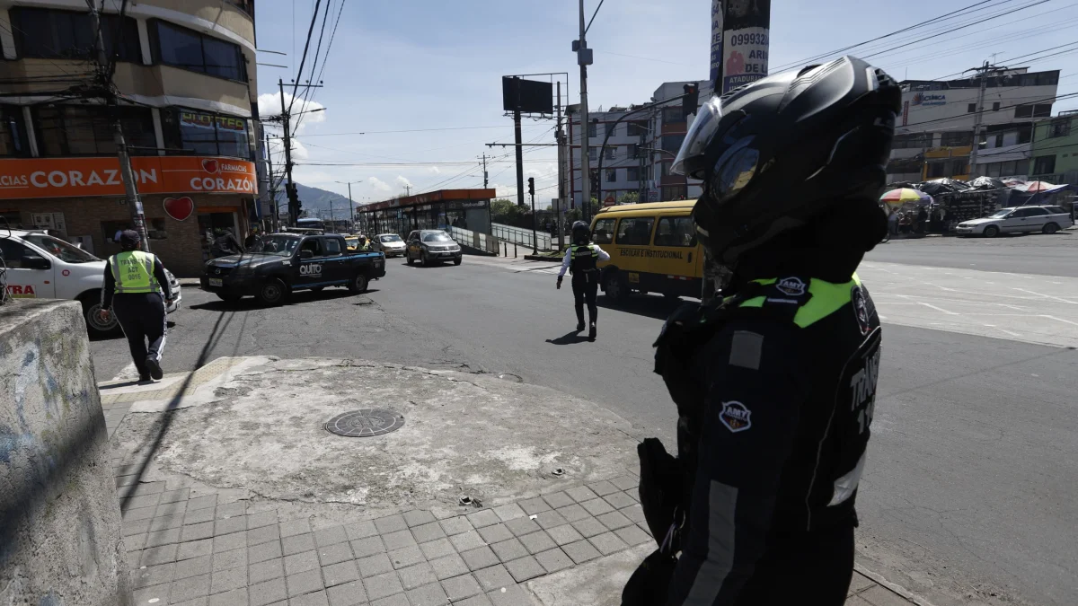 Agentes de tránsito se ubican en distintos puntos para controlar que se cumpla con la restricción vehicular del Pico y placa.