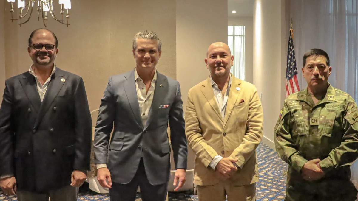 Pete Hegseth con las autoridades ecuatorianas