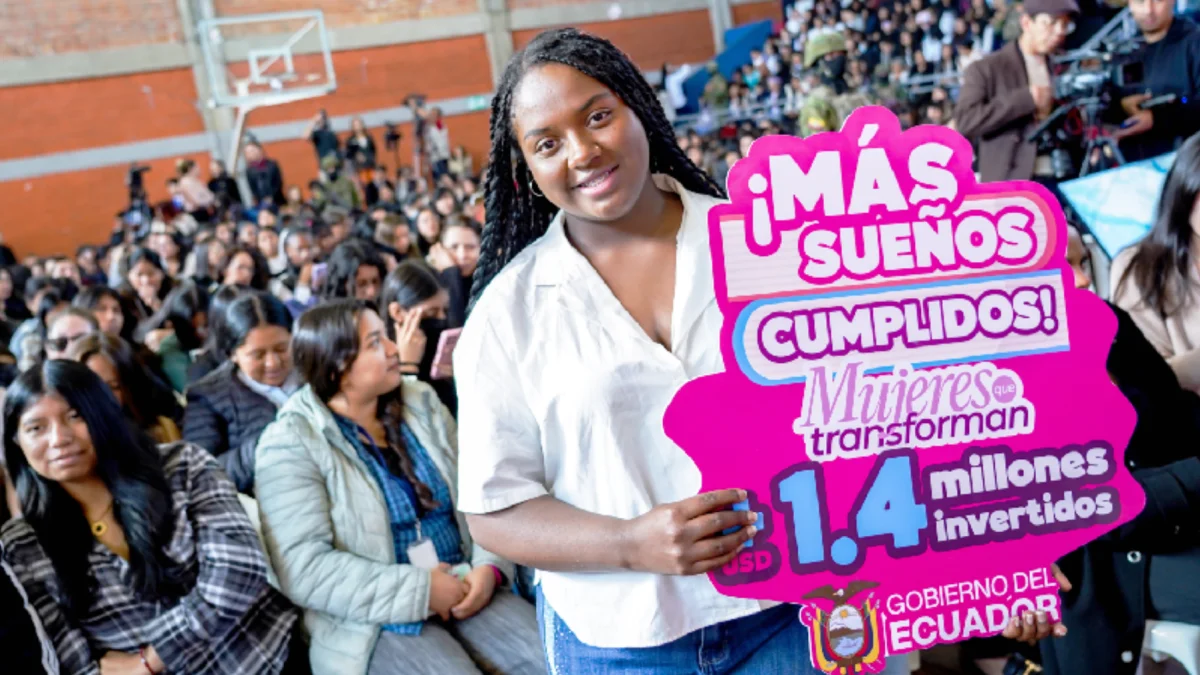 Mujeres estudiantes de institutos públicos podrán postular a la ayuda económica de $482 de Mujeres que Transforman 2026.