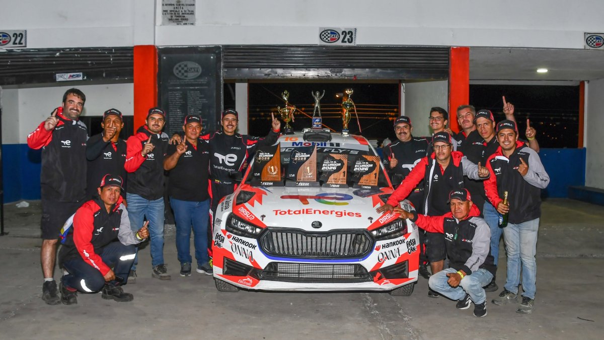 Alfonso Quirola celebrando con parte de los 14 técnicos que integran su equipo.
