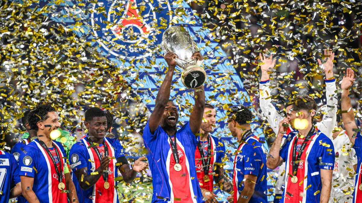 Willian Pacho levantó su segunda Supercopa de Europa con PSG.