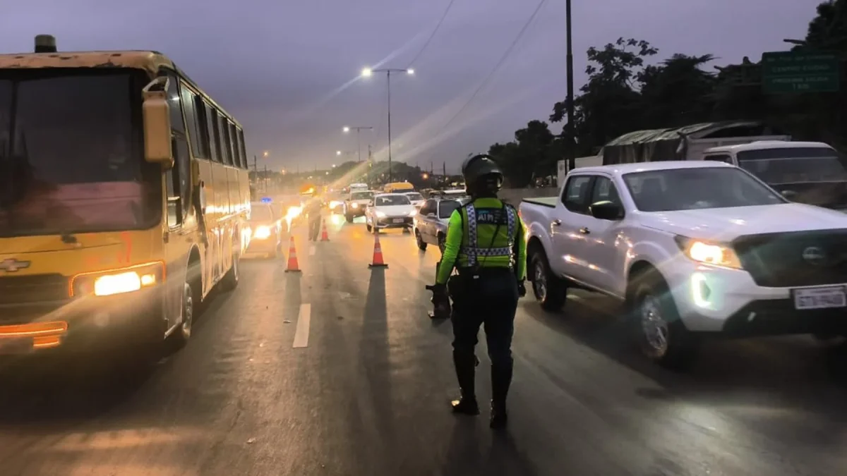 En la vía Perimetral, norte de Guayaquil, se registró congestión vehicular la mañana de este jueves 13 de agosto.