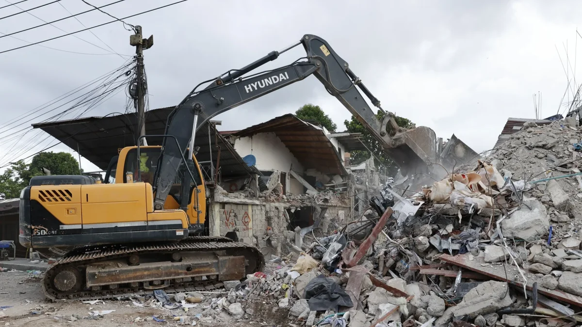Maquinaria removiendo escombros de una edificación afectada por el terremoto de magnitud 7,4 en Quibdó, Colombia.