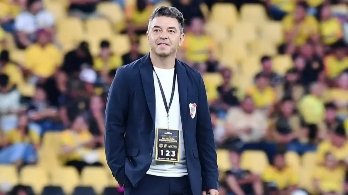 Marcelo Gallardo da indicaciones desde el banquillo de River Plate durante un partido.