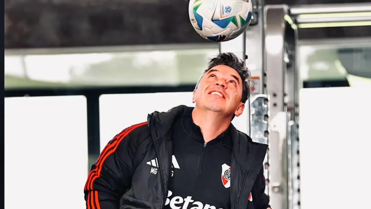 Marcelo Gallardo juega con un balón durante su etapa como futbolista de River Plate.