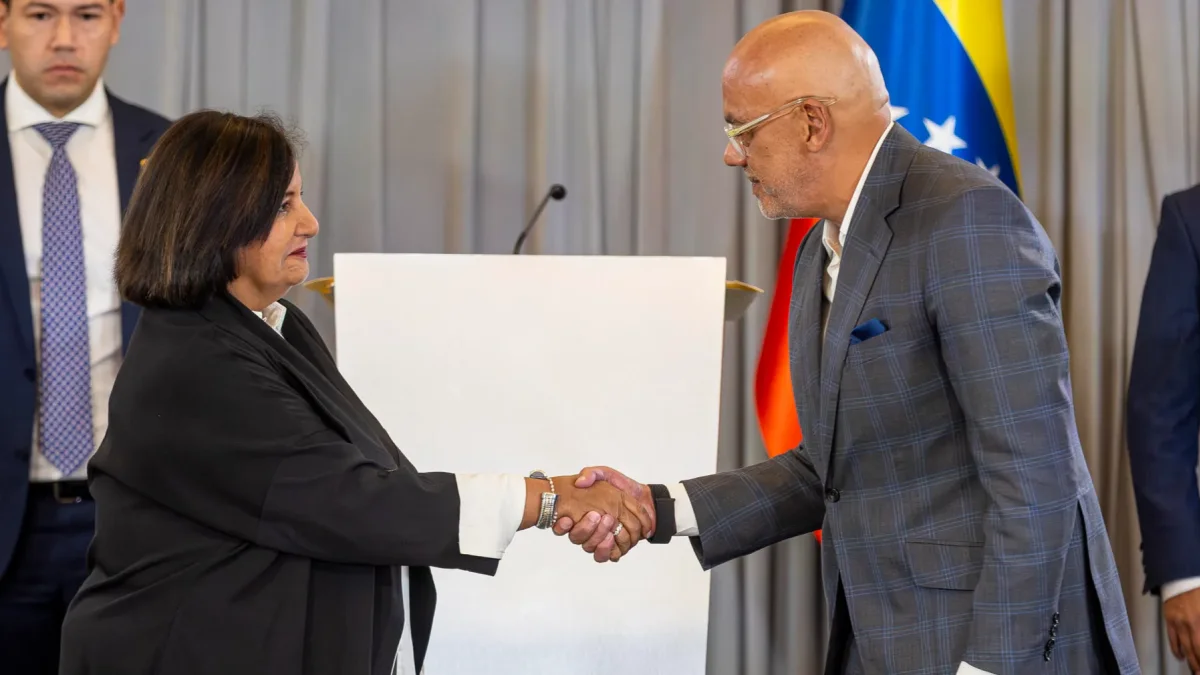 Expresidenta de la Asamblea Nacional de Venezuela (2015), Dinorah Figuera, y el presidente del Parlamento, Jorge Rodríguez, en la última sesión de la mesa de diálogo en Caracas (Venezuela).