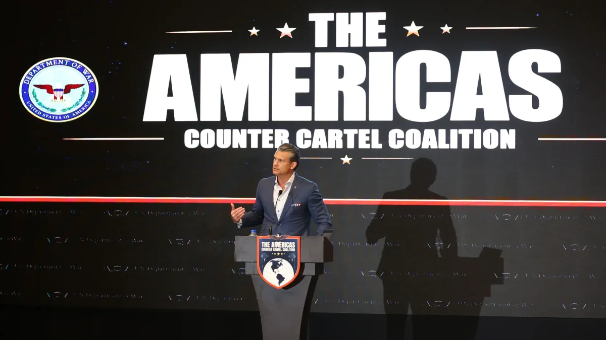 El secretario de Defensa de Estados Unidos, Pete Hegseth, interviene durante un foro de la Coalición Americana contra los Cárteles en Ciudad de Panamá el 12 de agosto de 2026.