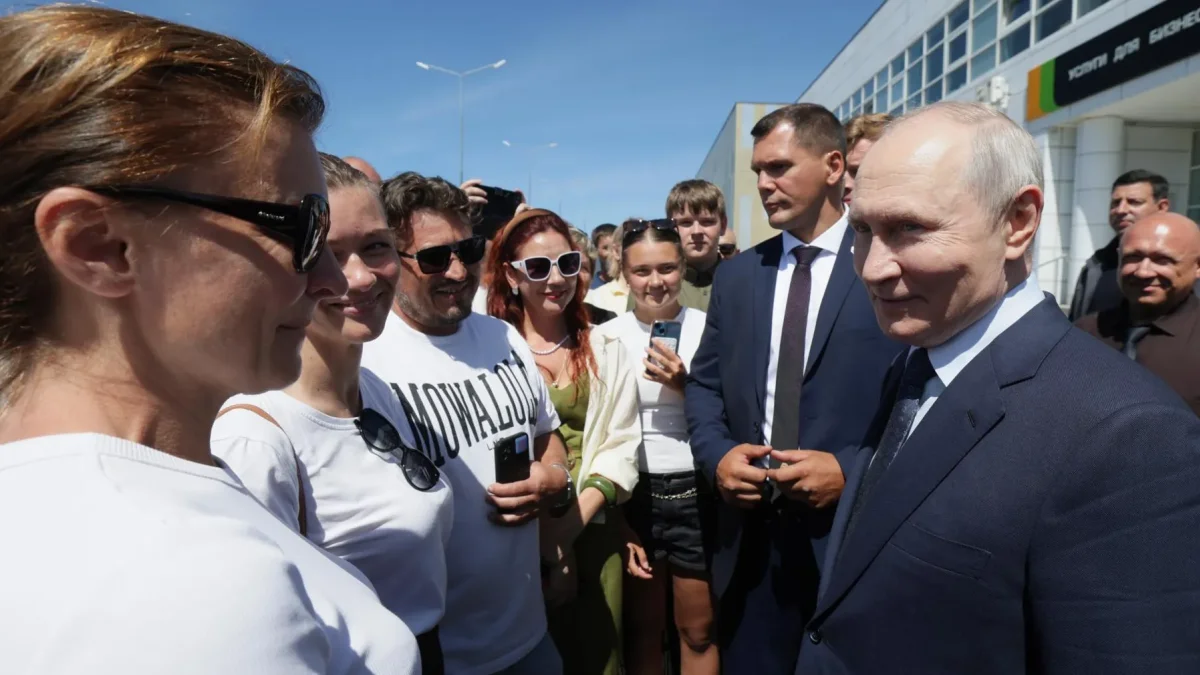 El presidente ruso Vladimir Putin (derecha) se reúne con residentes locales en la isla de Iturup, región de Sajalín, Rusia, el 13 de agosto de 2026. (Rusia)