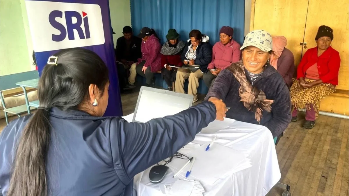 Adultos mayores y personas con discapacidad solicitan rebaja vehicular en línea mediante el SRI.