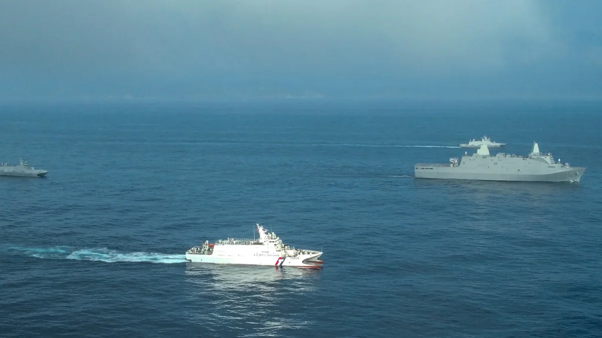 Convoy de la Armada y la Guardia Costera de Taiwán ejecutando maniobras de