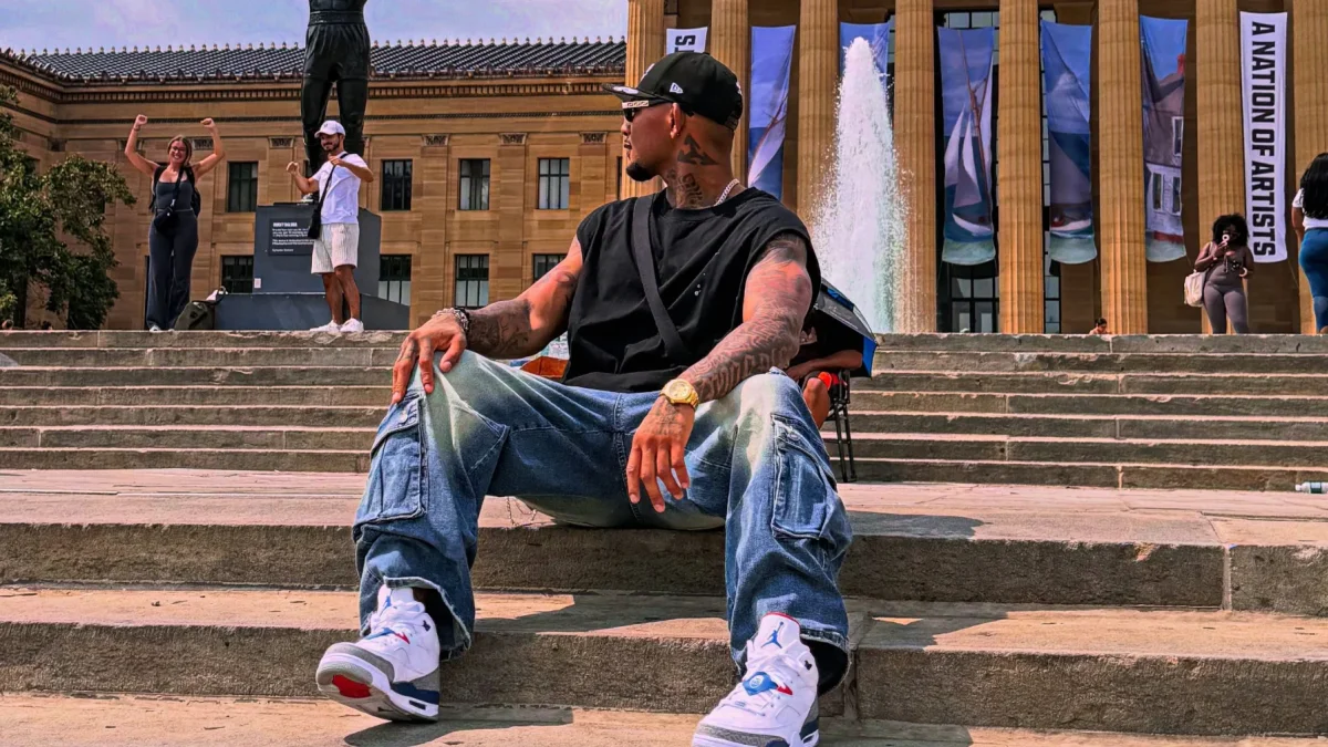 Michael Morales durante su llegada a Filadelfia, antes del pesaje de UFC 330.