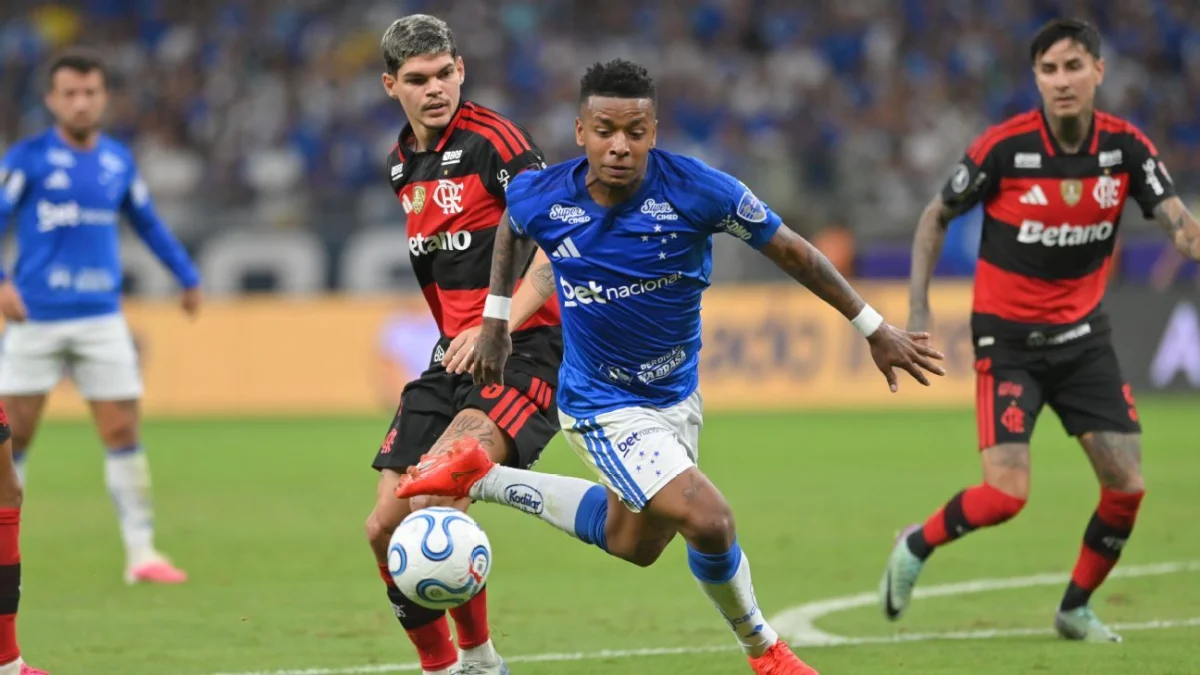 Keny Arroyo (c) fue uno de los más destacados en Cruzeiro ante Flamengo, por Copa Libertadores.