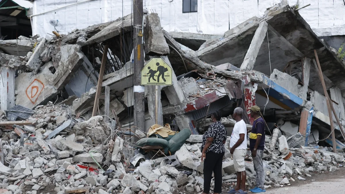 Personas observan un edificio destruido por el terremoto en Quibdó, Colombia.