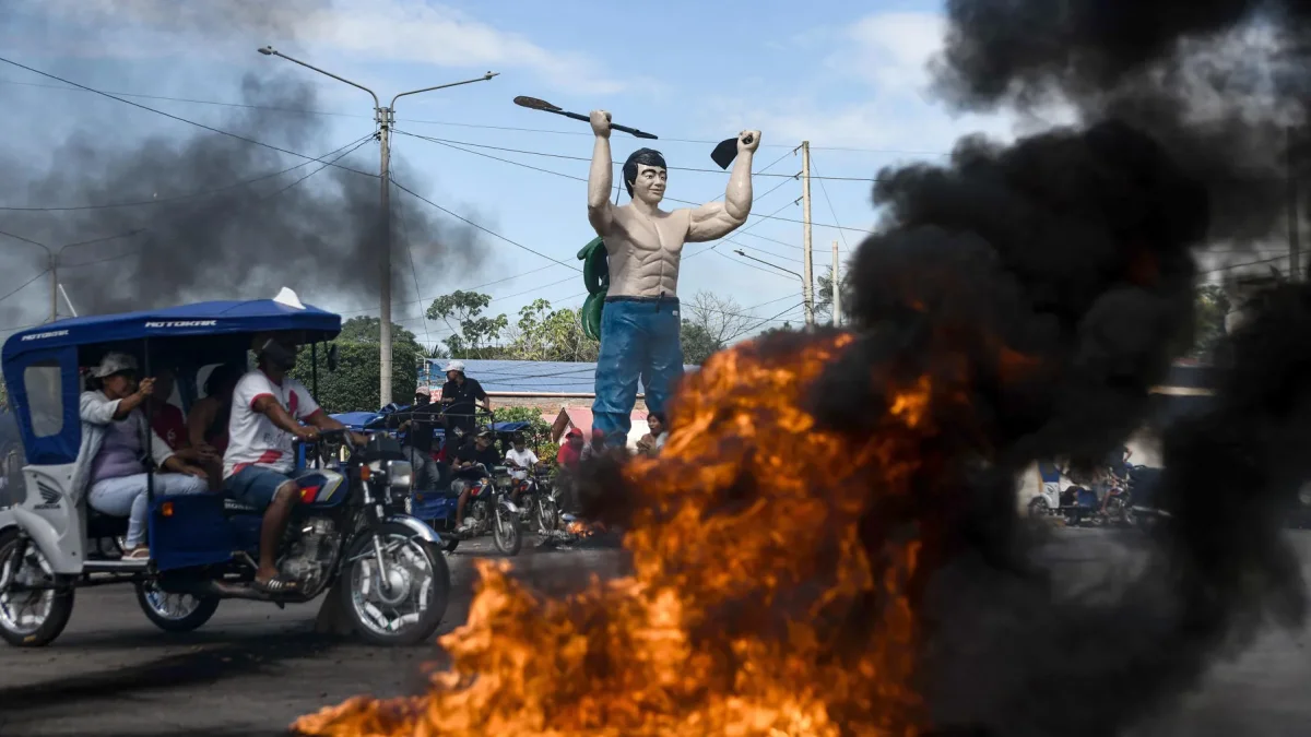 Manifestantes bloquean con escombros la carretera Federico Basadre, en Pucallpa (Perú).