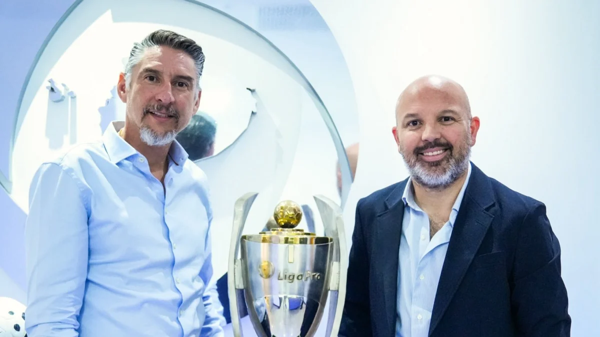 Miguel Montalvo visitó a Miguel Ángel Loor (d), presidente de Barcelona SC y LigaPro, respectivamente.