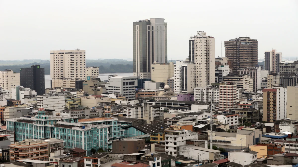 Guayaquil ha extendido su crecimiento urbano más allá de los límites de su cantón, mientras la conurbación con Daule, Samborondón y Durán plantea nuevos desafíos de planificación y gestión.