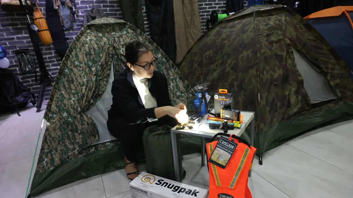 Algunos de los artículos que ofrece la tienda Swat para supervivencia en caso de un desastre naural.