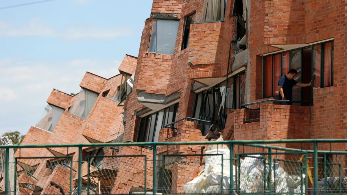 La destrucción de viviendas y edificios evidencia la magnitud del terremoto que golpeó principalmente a Chocó, Valle del Cauca, Risaralda y Caldas.