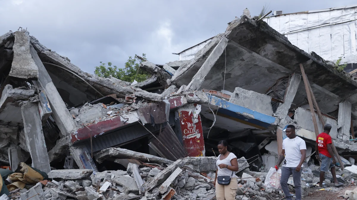 Rescatistas y voluntarios trabajan entre los escombros tras el terremoto que deja 273 muertos, 3.824 heridos y 377 desaparecidos en Colombia.