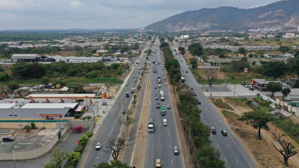Moradores de Vía a la Costa piden mayor control del tránsito y planificación ante el crecimiento urbano y comercial de la zona.