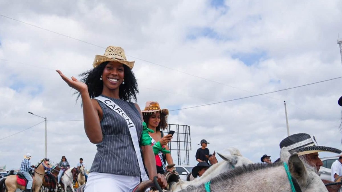 Las candidatas participaron de una cabalgata por las calles de la ciudad de Santa Elena