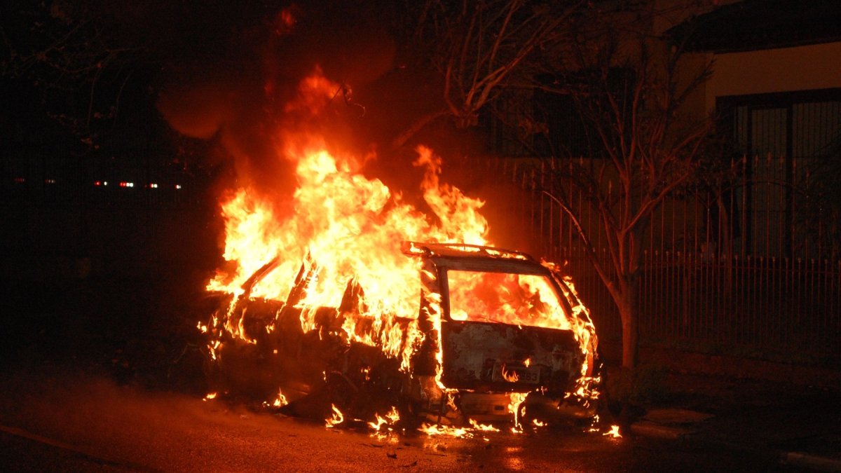 Imagen referencial. Tres vehículos resultaron afectados en el incendio en establecimiento ubicado en Kennedy norte.