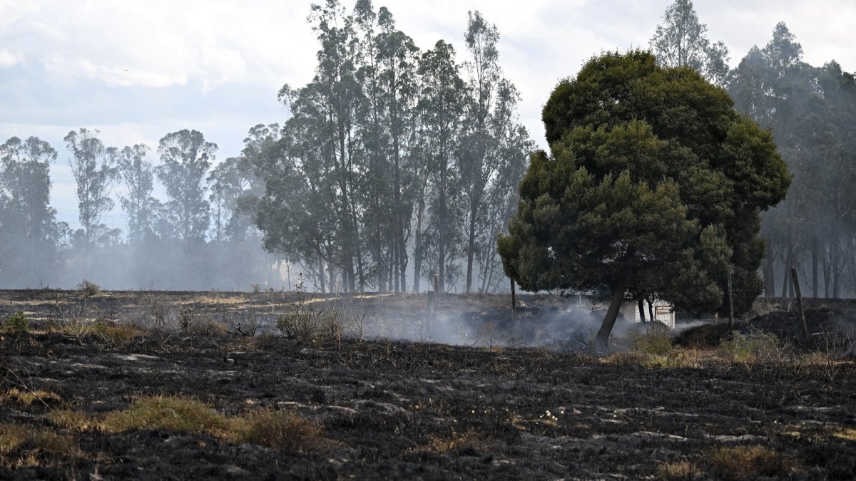 Vista de un incendio forestal en medio de altas temperaturas en Sibate, cerca de Bogotá, Colombia, el 3 de agosto de 2026.