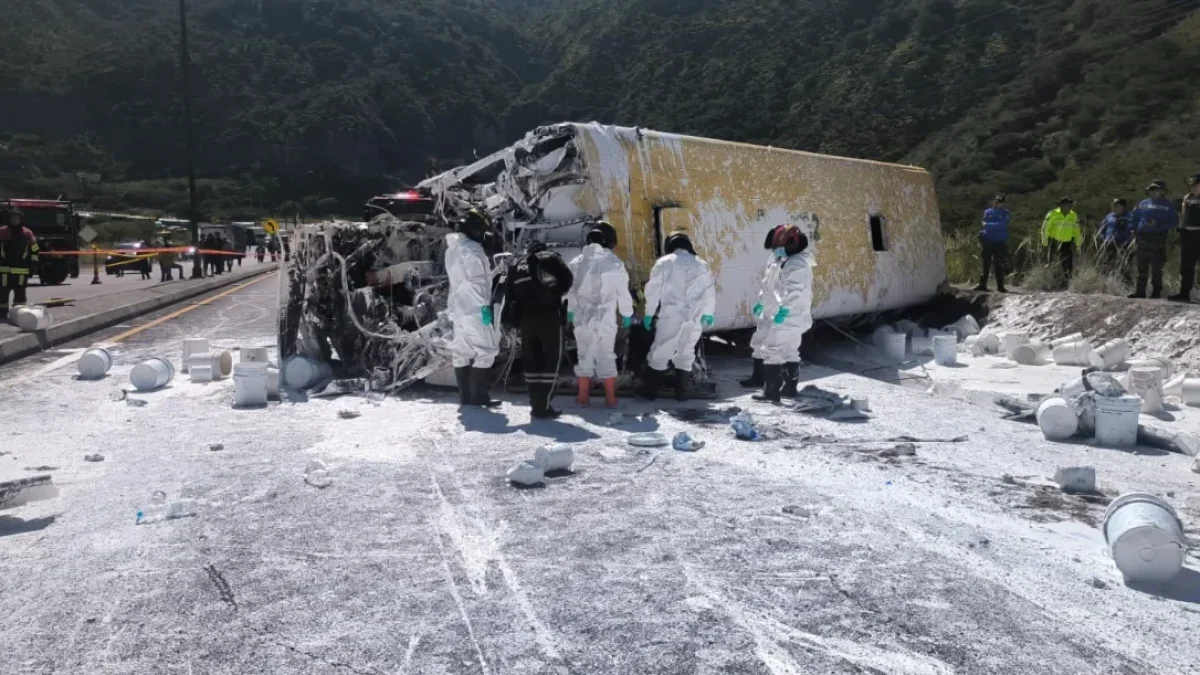 Imagen referencial. En abril pasado, en Guayllabamba, un bus se impactó contra un camión que transportaba pintura.