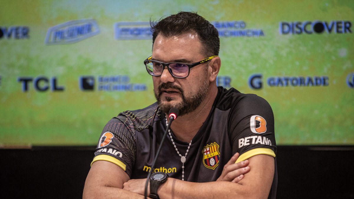 El técnico argentino Pablo Trobbiani asumió el mando en Barcelona luego de la salida de César Farías.