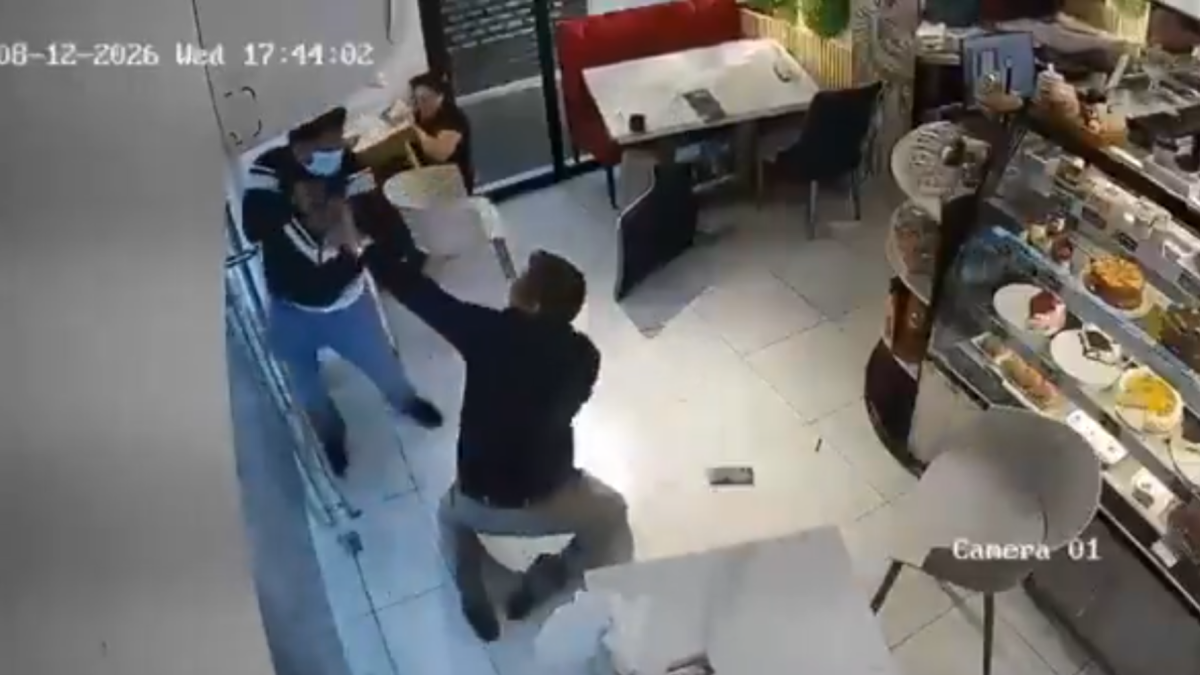 Un abogado forcejeó con un sospechoso que habría intentado atacarlo a él y a un fiscal en una cafetería de Machala.