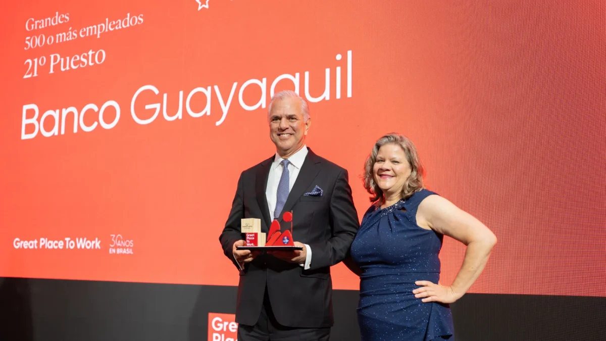 Representantes del Banco de Guayaquil reciben el reconocimiento.