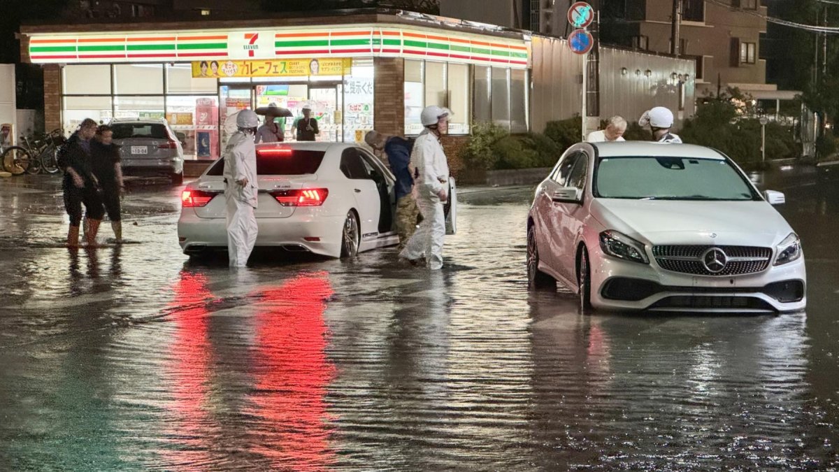Vista de una carretera inundada tras las fuertes lluvias en Ichikawa, prefectura de Chiba, cerca de Tokio.