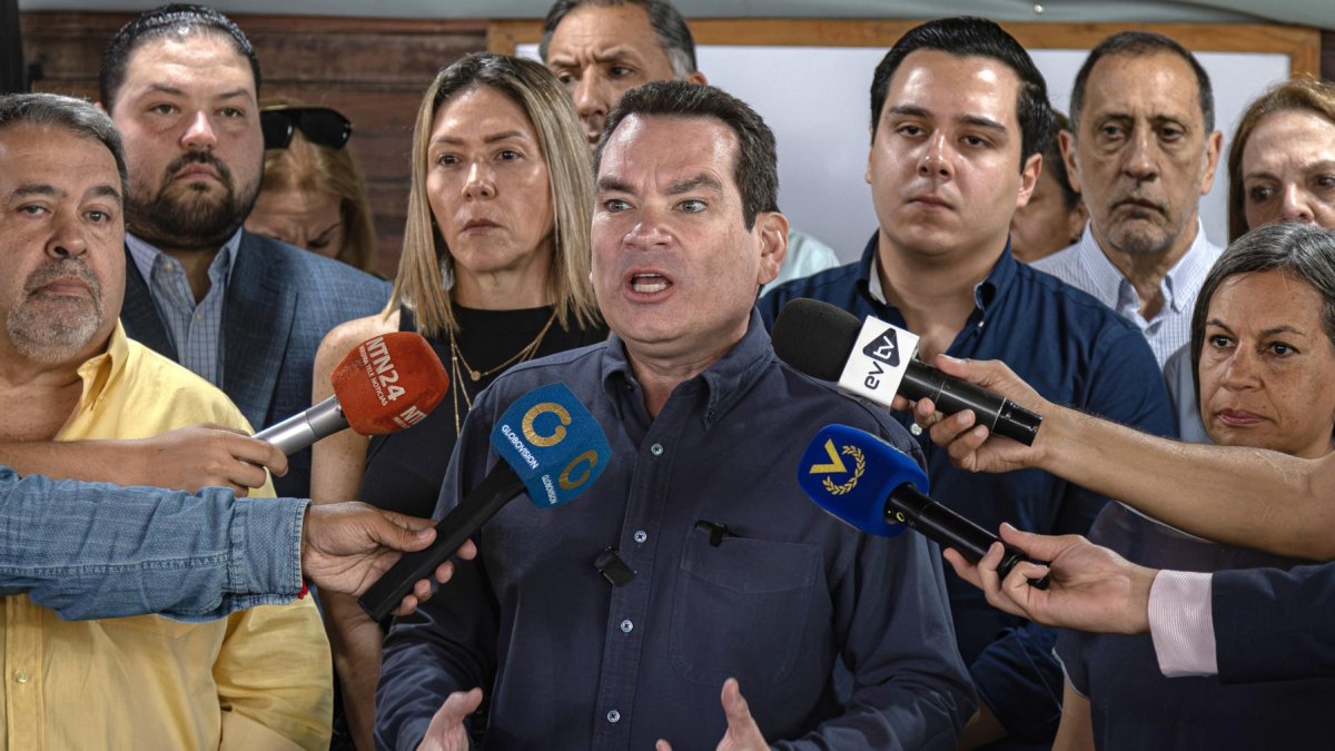 El diputado opositor Tomás Guanipa habla durante una rueda de prensa el 14 de agosto de 2026, en Caracas (Venezuela).