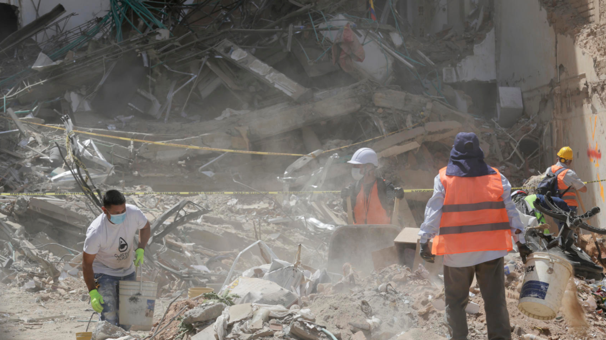 Rescatistas trabajan entre los escombros en Cali, mientras continúa la búsqueda de personas desaparecidas tras el terremoto en Colombia.