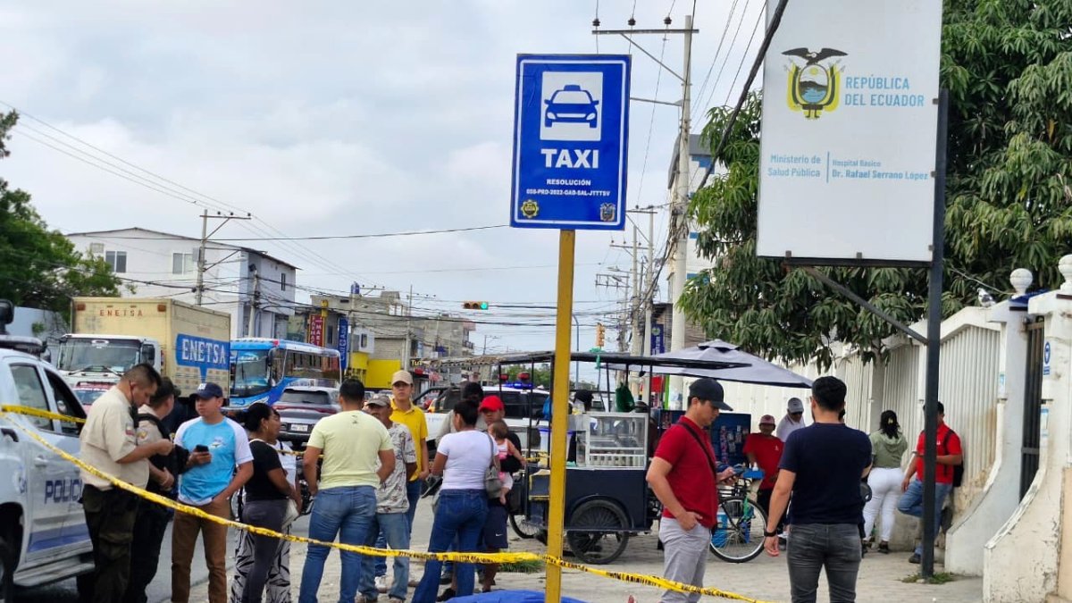Los agentes policiales en la investigación del hecho que conmocionó a la población