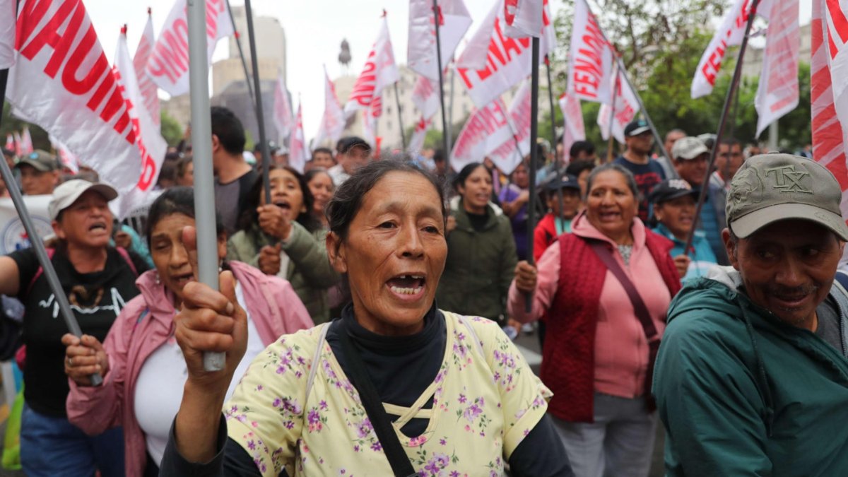 Integrantes de la Confederación General de Trabajadores del Perú (CGTP), el mayor gremio sindical del país, se manifiestan para advertir al Gobierno de Keiko Fujimori.