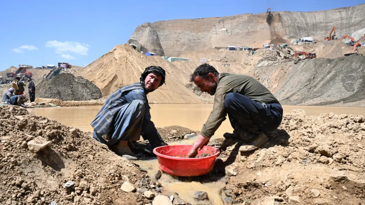Mineros afganos separando tierra y piedras de pepitas de oro en el valle de Gulak-Dara, en la zona de Shiwa, en la provincia nororiental de Badakhshan, en Afganistán.