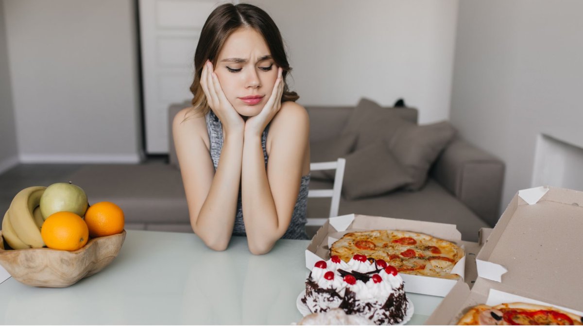 La bulimia consiste de un ciclo de atracones seguidos de conductas compensatorias, como vómitos y ejercicio excesivo.