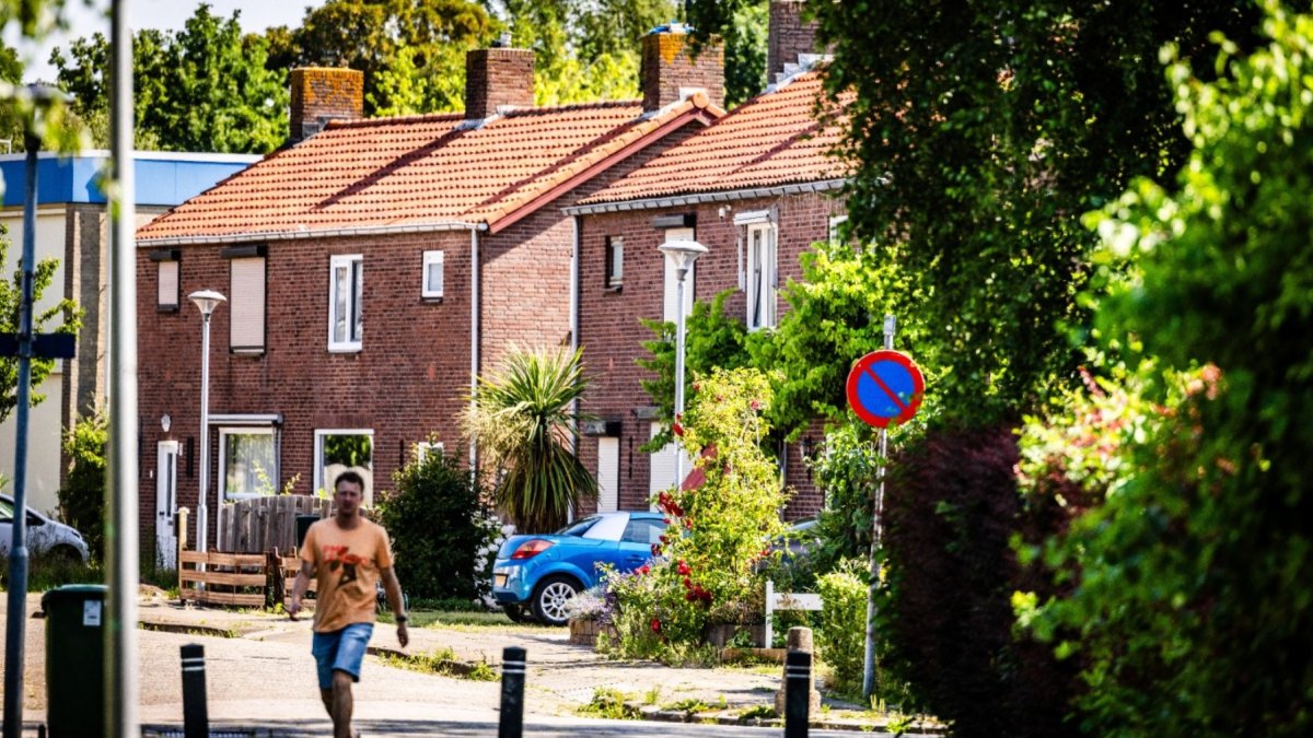 Un peatón camina por una calle de una zona residencial en el pueblo de Moerdijk, a unos 20 km al sur de Rotterdam, el 22 de junio de 2026.