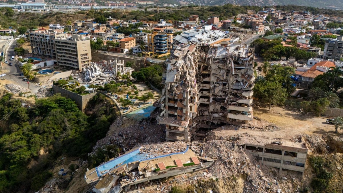 Esta vista aérea muestra una zona afectada por el derrumbe de estructuras tras el terremoto del 24 de junio en Catia La Mar, Venezuela, el 4 de agosto de 2026.
