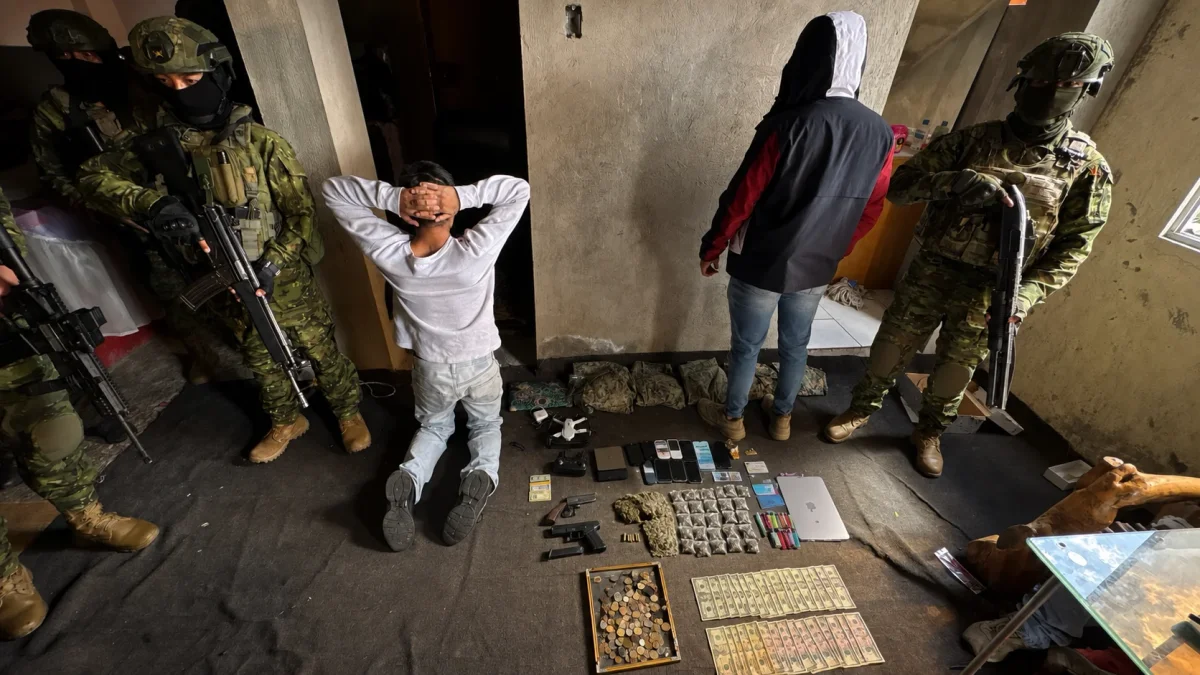Militares intervinieron un inmueble en Cotocollao, Quito, donde encontraron armas, presunta marihuana, dispositivos móviles y prendas similares a uniformes militares.