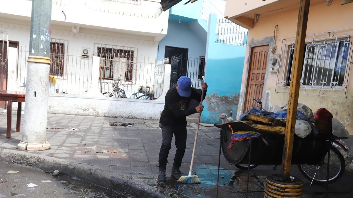 Camilo Orrala limpiaba los exteriores de su vivienda, la mañana de este viernes 14 de agosto.