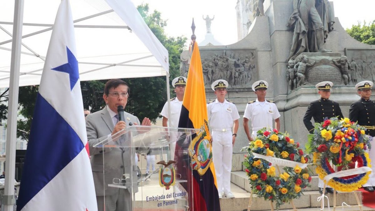 Pascual Del Cioppo (i), embajador de Ecuador en Panamá.