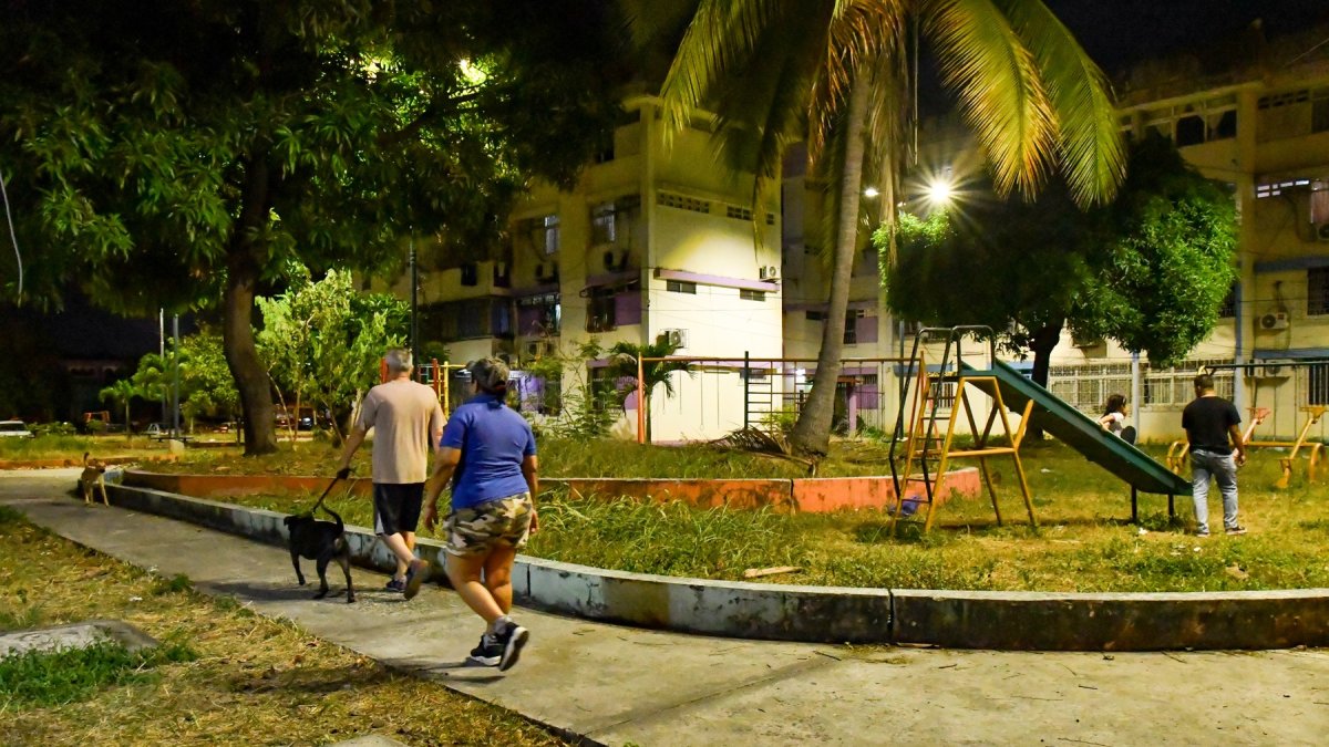 Pocos vecinos acuden por las noches al parque ubicado en los bloques de Pradera 1. En el espacio se observa maleza crecida y alta presencia de mosquitos.