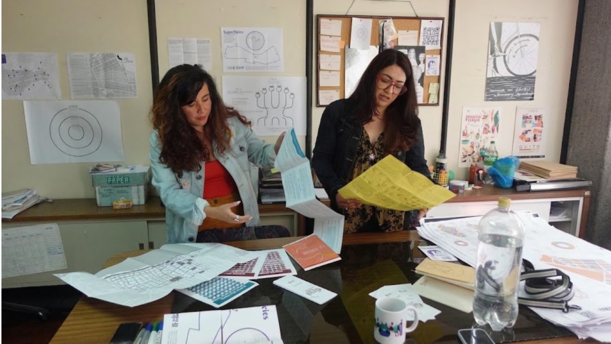 De izquierda a derecha, Alejandra Pinto y Karina Chicaiza, integrantes de Licuadora Gestora.