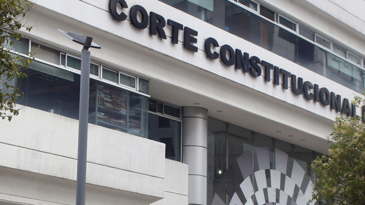 El alcance de las decisiones de la Corte Constitucional y su relación con la Asamblea Nacional genera un debate sobre la separación de poderes en Ecuador.
